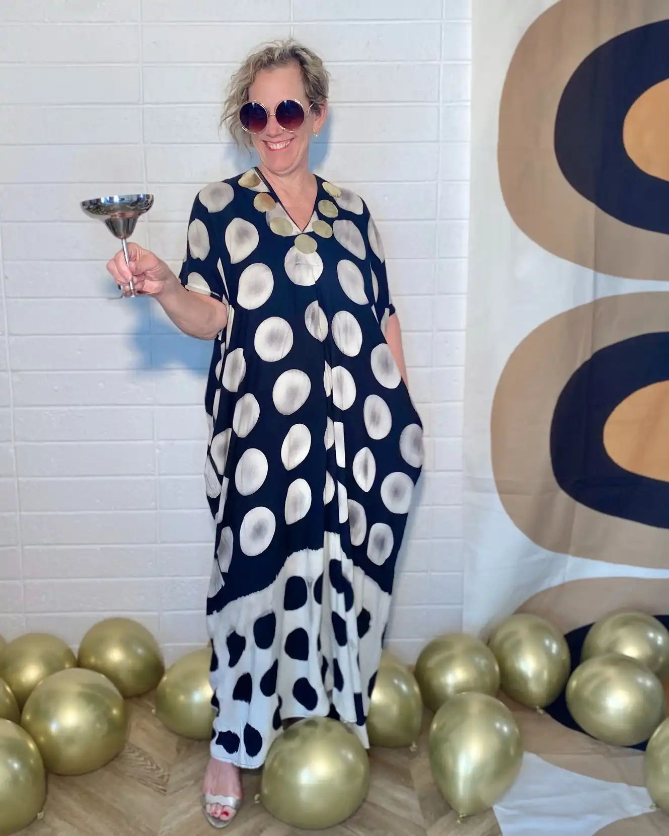 An update to a Drinking Dresses Fan Favorite! 🙌

The Kakee Kaftan in Golden Lunar Dot - this spectacular cocktail kaftan is OH SO chic in black and white with the loveliest pop of gold at the neckline. This beauty is perfect for dressing up, dressing down and wearing all around town!

Cheers to dressing for you! 🍸 👗 

#DrinkingDresses #DrinkingDress #CocktailKaftan #Kaftan